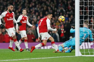 David de Gea trong “cú đúp” cản phá khó tin sau nỗ lực liên tiếp từ Alexandre Lacazette và Alexis Sanchez (giữa). Ảnh: Getty Images 
