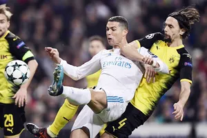 Ronaldo (trắng) và đồng đội có chiến thắng chật vật trước Dortmund. Ảnh: Getty Images
