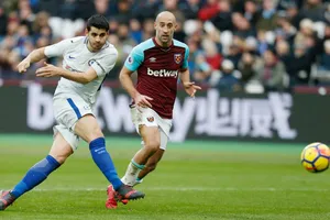 Mệt mọi có thể đang khiến Alvaro Morata (trái) thiếu đi sự chuẩn xác trong dứt điểm. Ảnh: Getty Images 