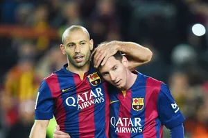 Messi (phải) sẽ chia tay người bạn thân Mascherano vào kỳ chuyển nhượng đông tới. Ảnh: Getty Images