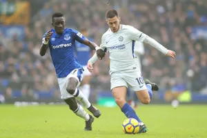 Eden Hazard (phải, Chelsea) trước sự bám sát của Idrissa Gueye (Everton). Ảnh: Getty Images