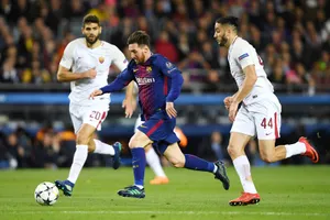 Roma (trắng) đã “tự sát” trước Barca. Ảnh: Getty Images
