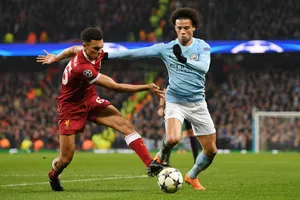 Leroy Sane (phải, Man.City) lần này đã vượt qua Trent Alexander-Arnold (Liverpool), nhưng không thể thắng trọng tài. Ảnh: Getty Images 