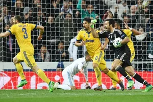 Buffon phản ứng kịch liệt vói quyết định của trọng tài. Ảnh: Getty Images