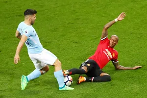 Sergio Aguero (trái) tái phá chấn thương sau cú va chạm với Ashley Young. Ảnh: Getty Images 