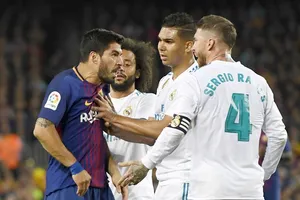 Suarez cãi nhau kịch liệt với Ramos. Ảnh: Getty Images
