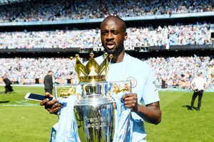 Yaya Toure chia tay Man.City với danh hiệu Premier League thứ 3. Ảnh: Getty Images 