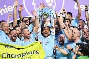 HLV Pep Guardiola nâng cao chức vô địch Anh đầu tiên. Ảnh: Getty Images 