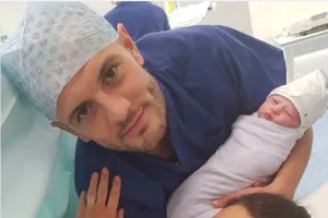 Wilshere hạnh phúc bên cạnh vợ và bé gái mới sinh. Ảnh: Daily Mail