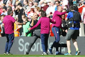 HLV Pep Guardiola ăn mừng với đoạn kết phi thường của Man.City. Ảnh: Getty Images 