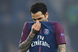 Hậu vệ Dani Alves cực kỳ đau đớn khi không thể dự World Cup 2018. Ảnh: Goal