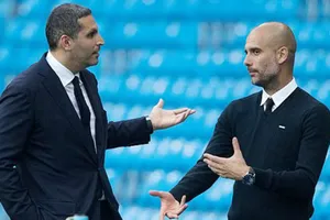 Pep Guardiola muốn cầu thủ nào, Khaldoon Al Mubarak (trái) sẽ đáp ứng. Ảnh: Getty Images 