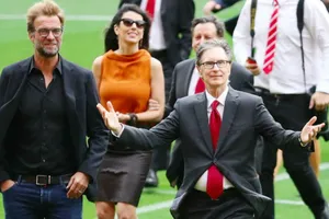 Ông chủ John W. Henry (phải) hào hứng bên cạnh HLV Jurgen Klopp. Ảnh: Getty Images 