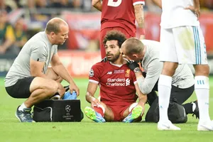 Mohamed Salah thẫn thờ sau chấn thương. Ảnh: Getty Images 