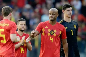 Vincent Kompany ngán ngẩm rời sân trong sự động viên của đồng đội. Ảnh: Getty Images 
