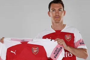 Tân binh đầu tiên của Arsenal là một lão tướng Stephan Lichtsteiner. Ảnh: Getty Images 