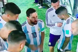 Hình ảnh Messi nói chuyện với toàn đội được tán dương. Ảnh cắt từ clip