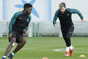Những bài tập Barca sẽ giúp Samuel Umtiti (trái) ngăn cản Lionel Messi. Ảnh: Getty Images 