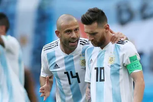 Javier Mascherano (trái) không muốn Lionel Messi đưa ra quyết định chia tay như anh. Ảnh: Getty Images 