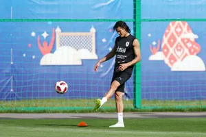 Edinson Cavani khá thoải mái trên sân tập hôm thứ năm. Ảnh: Getty Images