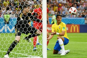 Thiago Silva (Brazil) tiếc rẻ nhìn đường bóng dội cột trong những phút đầu trận. Ảnh: GETTY IMAGES 