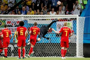 Cú bay người tuyệt diệu của Thibaut Courtois ở phút bù giờ đã tránh tuyển Bỉ cảnh “đêm dài lắm mộng”. Ảnh: Getty Images