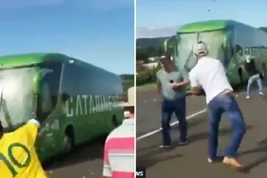 CĐV Brazil ném đá về phía xe chở đội tuyển. Ảnh cắt từ clip