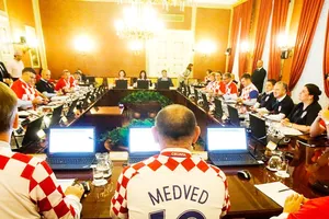 Các chính trị gia Croatia đi làm với đồng phục là màu áo tuyển quốc gia. Ảnh Bleacher Report Football.