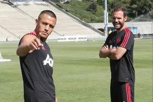 Alexis Sanchez khá thoải mái sau khi hội quân. Ảnh: The Sun