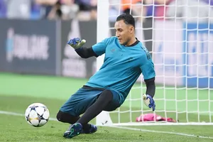 Nhưng Navas đã sẵn sàng cho một cuộc chiến sóng phẳng nơi khung gỗ. Ảnh: GETTY IMAGES 