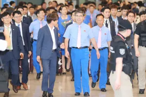 Ông Han Ho-chol dẫn đầu đoàn Triều Tiên sang Hàn Quốc hợp nhất đội tuyển thi đấu tại Asiad. Ảnh: Yonhap News.