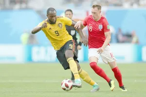 Romelu Lukaku (Bỉ, trái) và Phil Jones (Anh) đối đầu nhau ở trận tranh hạng 3 World Cup 2018. Ảnh: Getty Images