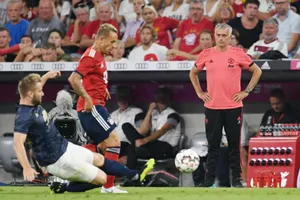 HLV Jose Mourinho chứng kiến thất bại trước Bayern Munich. Ảnh: The Sun