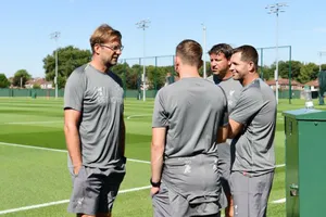 HLV Jurgen Klopp thảo luận với các cộng sự trên sân tập. Ảnh: liverpoolecho