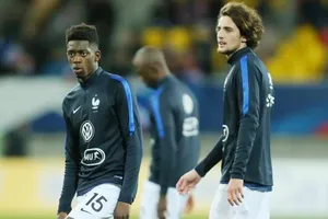 Rabiot (phải) và Dembele có thể đổi màu áo cho nhau từ giờ đến khi thị trường hè đóng cửa.