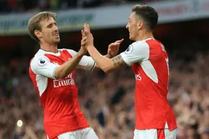 Nacho Monreal (trái) bảo vệ Mesut Oezil. Ảnh: Getty Images