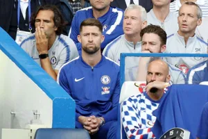 Gary Cahill thất vọng trên băng ghế dự bị. Ảnh: The Sun