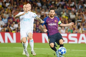 Lionel Messi ghi bàn trước sự bất lực của hàng phòng ngự PSV Eindhoven. Ảnh: Getty Images 