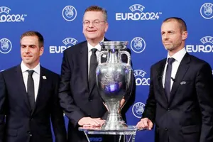 Philipp Lahm (trái) mừng chiến thắng. Ảnh: Reuters