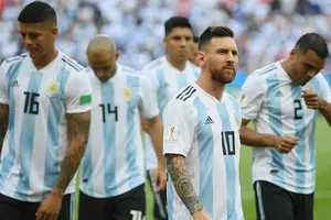 Maradona “xúi” Messi chia tay tuyển Argentina