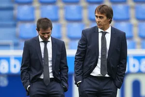 HLV Julen Lopetegui (phải) đang đối mặt với nguy cơ sa thải. Ảnh: Getty Images 