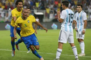 Trung vệ Miranda mừng bàn thắng duy nhất cho Brazil. Ảnh: Getty Images 