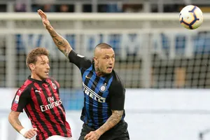 Mất Radja Nainggolan (phải) sẽ khiến năng lực phòng ngự giữa sân của Inter bị ảnh hưởng nghiêm trọng. Ảnh: Getty Images 
