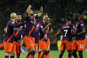 Riyad Mahrez tri ân chủ cũ sau bàn thắng. Ảnh: Getty Images 