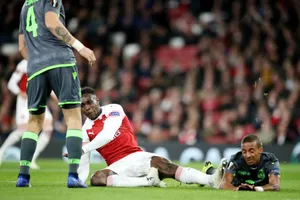 Pha tiếp đất tai họa của Danny Welbeck. Ảnh: The Sun 