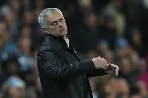 Biểu hiện bất lực của HLV Jose Mourinho ở trận derby Manchester. Ảnh: Getty Images 