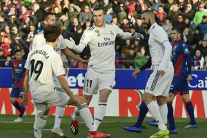 Gareth Bale mừng bàn thắng duy nhất trước Huesca. Ảnh: AP 