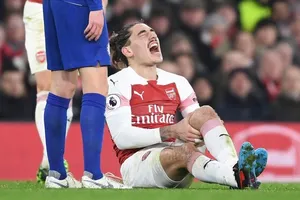 Hector Bellerin phải nghỉ đến 9 tháng vì tổn thương dây chằng đầu gối. Ảnh: Getty Images