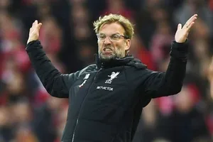 HLV Jurgen Klopp bất lực chứng kiến Liverpool bị Everton cầm hòa. Ảnh: Getty Images 