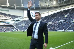 HLV Mauricio Pochettino chào người hâm mộ khi tiến ra sân mới. Ảnh: The Sun 